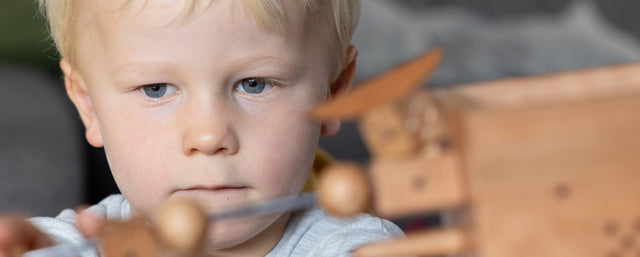 Traebyggesæt og barn 6 aer koncentreret i leg og laering